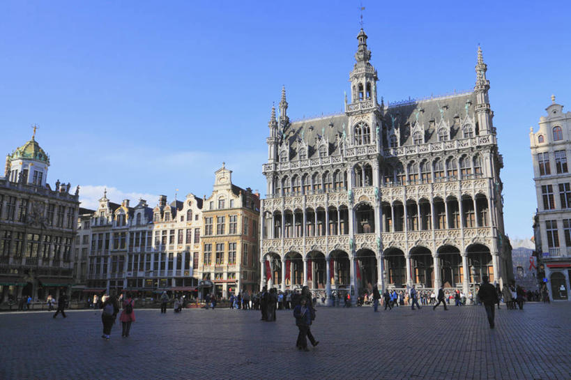 西方人,家,站,走,横图,室外,白天,正面,度假,美景,城市风光,城市,道路,路,公路,旗帜,比利时,欧洲,欧洲人,行人,游客,游人,阴影,服装,光线,影子,房屋,屋子,景观,公寓,交通,首都,许多人,注视,休闲装,娱乐,旗子,洋房,楼房,路人,旅客,住宅,衣服,蓝色,蓝天,天空,阳光,天,观察,看,站着,一群人,享受,休闲,休闲服,景色,放松,服饰,晴朗,观看,察看,西欧,关注,布鲁塞尔,布鲁塞尔大广场,万里无云,旌旗,旗号,比利时王国,过客,布鲁塞尔广场,男人,男性,年轻男性,年轻女性,女人,女性,白种人,晴空,晴空万里,马路,步行,散步,站立,走路,半身,彩图,房子