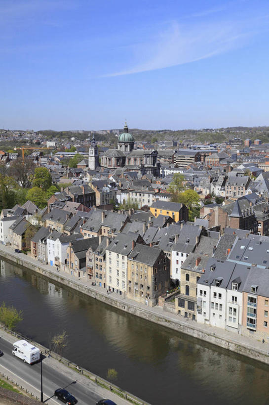 无人,家,竖图,俯视,室外,白天,度假,河流,美景,水,植物,城市风光,城市,比利时,欧洲,一排,许多,阴影,光线,影子,房屋,屋子,河水,景观,水流,云,云朵,很多,云彩,娱乐,楼房,住宅,树,树木,排列,蓝色,绿色,白云,蓝天,天空,阳光,自然,天,享受,休闲,景色,放松,生长,晴朗,成长,西欧,队列,比利时王国,那慕尔,那慕尔省,晴空,彩图,高角度拍摄,房子