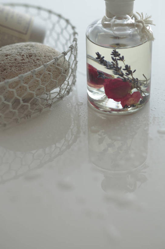 无人,交叉,竖图,俯视,室内,特写,白天,桌面,桌子,金属制品,两块,盛开,编织,金属,木制,篮子,花蕾,玻璃制品,花,花瓣,花朵,鲜花,一个,玻璃瓶,精油,木制品,瓶子,容器,花苞,花蕊,单个,储藏,交织,储存,浮石,磨脚石,穿插,芳香植物,搓脚石,芳香油,挥发油,香精油,彩图,高角度拍摄,贮存