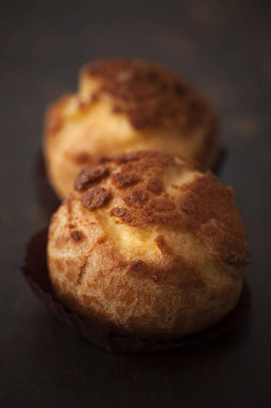 点心,无人,竖图,俯视,室内,特写,白天,餐桌,桌子,阴影,朦胧,模糊,反射,影子,食品,泡芙,甜点,甜品,食物,糕点,两个,黑色,甜食,餐台,彩图,高角度拍摄