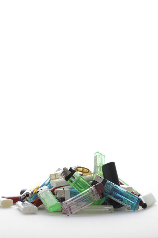 无人,竖图,室内,特写,白天,白色背景,正面,静物,一堆,许多,阴影,堆叠,堆积,反射,影子,墙,墙壁,墙面,白色,打火机,摄影,影棚,堆,取火装置,小型取火装置,彩图,影棚拍摄,拍摄