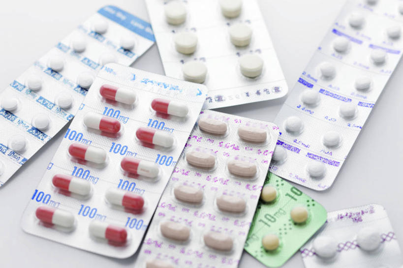 无人,横图,俯视,室内,特写,白天,白色背景,安全,静物,一堆,许多,阴影,堆叠,堆积,反射,药剂,药丸,影子,塑料,墙,防护,胶囊,药片,墙壁,墙面,盒子,排列,白色,包装盒,容器,塑料制品,药品,治疗,摄影,影棚,储藏,堆,保护,药物,医疗,储存,队列,保险,预防,平安,彩图,高角度拍摄,影棚拍摄,拍摄,吸塑包装盒,贮存