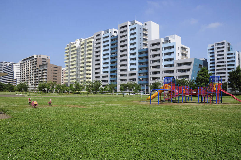 无人,高楼大厦,栏杆,横图,室外,白天,正面,度假,游戏,草地,草坪,美景,植物,城市风光,城市,大厦,建筑,摩天大楼,玩具,日本,亚洲,阴影,光线,影子,景观,云,云朵,围栏,千叶县,玩,云彩,娱乐,运动器械,护栏,草,树,树木,红色,蓝色,绿色,白云,蓝天,天空,阳光,自然,天,享受,休闲,滑滑梯,滑梯,景色,放松,益智,生长,晴朗,成长,活动,发泄,消遣,智力,东亚,本州,关东地方,本州岛,日本国,宣泄,千叶,晴空,玩耍,嬉戏,彩图,大楼,高层建筑,高楼,摩天楼,幕张国际城