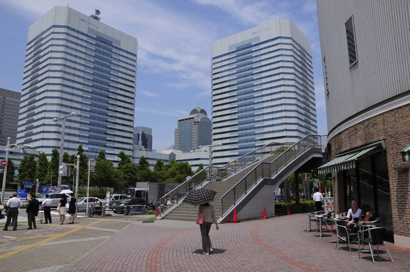 东方人,背部,高楼大厦,栏杆,站,坐,横图,室外,白天,正面,度假,美景,植物,楼梯,桌子,城市风光,城市,大厦,道路,建筑,路,摩天大楼,椅子,玻璃,日本,亚洲,行人,握,阴影,服装,光线,包,扶手,皮包,伞,影子,雨伞,遮阳伞,阶梯,景观,云,云朵,小路,交通,千叶县,许多人,云彩,茶几,注视,休闲装,黄种人,娱乐,阳伞,护栏,路人,台阶,玻璃制品,树,树木,衣服,蓝色,绿色,白云,蓝天,天空,阳光,自然,天,观察,看,站着,一群人,享受,休闲,休闲服,景色,放松,握着,服饰,生长,晴朗,成长,观看,单肩包,察看,太阳伞,关注,东亚,本州,关东地方,本州岛,日本国,千叶,过客,男人,男性,年轻男性,年轻女性,女人,女性,亚洲人,晴空,站立,坐着,彩图,全身,大楼,高层建筑,高楼,摩天楼,幕张国际城