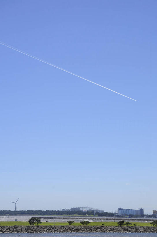 无人,公园,竖图,室外,白天,正面,度假,农业,风能,风力发电机,草地,草坪,河流,美景,水,植物,城市风光,城市,风车,东京,日本,亚洲,阴影,环保,电力,光线,影子,河水,景观,水流,烟雾,云,云朵,云彩,娱乐,设备,草,树,树木,一个,蓝色,绿色,白云,蓝天,天空,阳光,自然,天,享受,休闲,发电,机械,景色,放松,工业,生长,能源,晴朗,单个,成长,污染,废气,资源,风力机,利用,低碳,东亚,飞机尾迹,本州,尾迹云,机尾云,飞机拉烟,云带,尾迹,关东地方,本州岛,日本国,东京都,机尾迹,飞机尾气,荒川区,江户川区,风力发电,风力涡轮机,晴空,彩图,东京23区,葛西临海公园