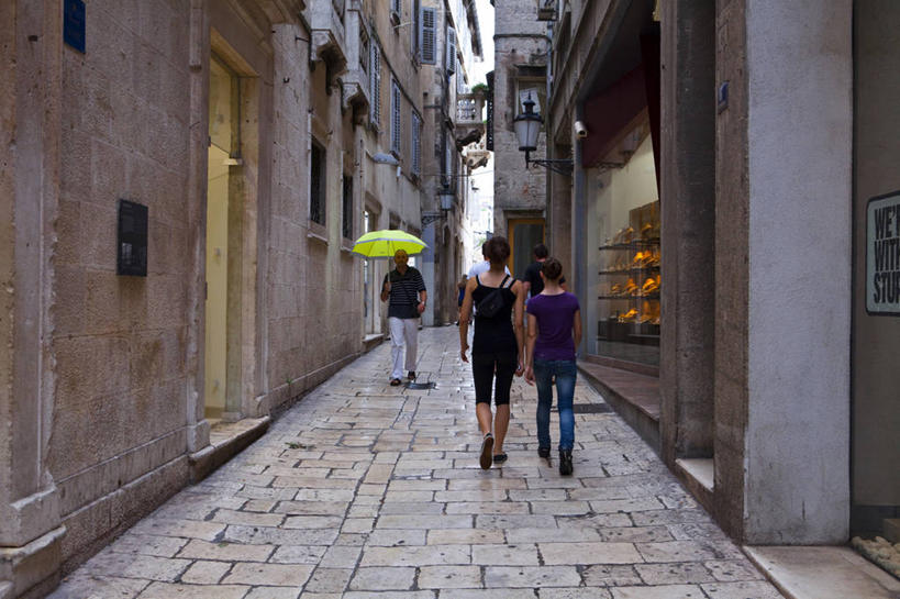 西方人,背部,三个人,家,走,横图,室外,白天,正面,旅游,度假,窗户,落地窗,标志建筑,橱窗,道路,地标,建筑,路,公路,欧洲,克罗地亚,欧洲人,一把,行人,握,阴影,服装,光线,伞,影子,雨伞,遮阳伞,房屋,墙,屋子,公寓,交通,注视,休闲装,娱乐,阳伞,建设,洋房,楼房,路人,玻璃窗,墙壁,墙面,住宅,衣服,黄色,灰色,阳光,观察,看,享受,休闲,休闲服,旅游胜地,放松,握着,服饰,观看,察看,太阳伞,关注,玻璃橱窗,首府,克罗地亚共和国,过客,斯普利特,戴克里先宫,斯普利特.达尔马提亚县,男人,男性,年轻男性,年轻女性,女人,女性,白种人,马路,步行,散步,走路,彩图,全身,房子,斯普利特.达尔马提亚