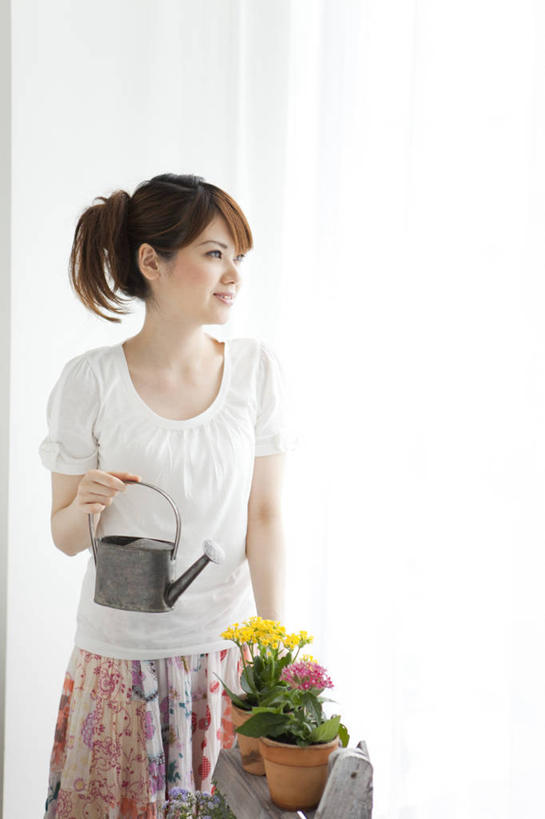 东方人,一个人,站,笑,微笑,露齿笑,竖图,室内,白天,正面,植物,窗户,亚洲,仅一个年轻女性,仅一个女性,仅一个人,握,阴影,服装,盛开,反射,壶,盆栽,影子,墙,盆景,花蕾,洒水壶,两束,扭头,注视,休闲装,黄种人,玻璃窗,架子,墙壁,墙面,水壶,花,花瓣,花朵,鲜花,两个,一个,衣服,粉色,黄色,绿色,白色,自然,花苞,花蕊,观察,看,站着,转头,休闲,休闲服,握着,服饰,生长,单个,成长,观看,察看,关注,浇水壶,年轻女性,女人,女性,亚洲人,站立,半身,彩图