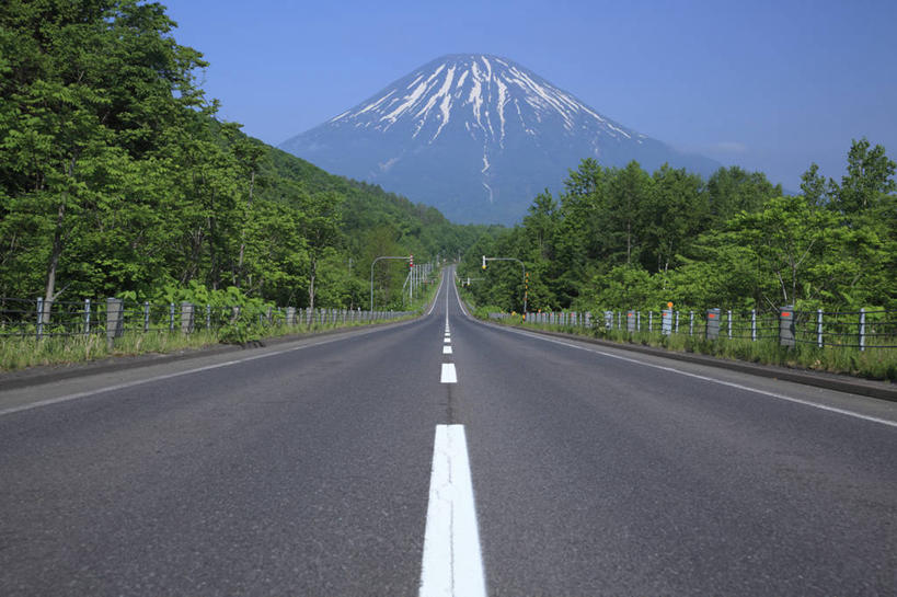 无人,横图,室外,白天,正面,消失点,旅游,度假,草地,草坪,美景,山,雪,雪山,植物,大雪,道路,路,公路,北海道,日本,亚洲,阴影,光线,影子,冰,积雪,景观,山峰,雪景,冬季,冬天,分界线,停车线,交通,山峦,娱乐,草,树,树木,蓝色,绿色,蓝天,天空,阳光,自然,天,享受,休闲,景色,放松,寒冷,生长,晴朗,成长,车行道,车行道分界线,冰冷,自然风光,标线,东亚,车行线,万里无云,日本国,北海道地方,北海道岛,严寒,冰凉,酷寒,凛冽,凛凛,极冷,羊蹄山,支笏洞爷国立公园,晴空,晴空万里,马路,彩图,没影点,灭点