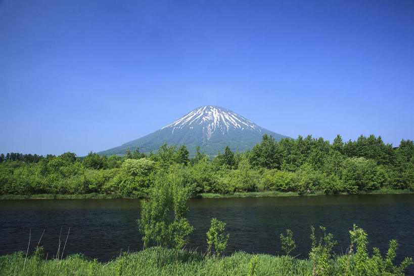 无人,横图,室外,白天,正面,旅游,度假,草地,草坪,河流,美景,山,树林,水,雪,雪山,植物,大雪,北海道,日本,亚洲,阴影,光线,影子,冰,河水,积雪,景观,山峰,水流,雪景,冬季,冬天,山峦,娱乐,草,树,树木,蓝色,绿色,蓝天,天空,阳光,自然,天,享受,休闲,景色,放松,寒冷,生长,晴朗,成长,冰冷,自然风光,东亚,万里无云,日本国,北海道地方,北海道岛,严寒,冰凉,酷寒,凛冽,凛凛,极冷,羊蹄山,支笏洞爷国立公园,晴空,晴空万里,彩图