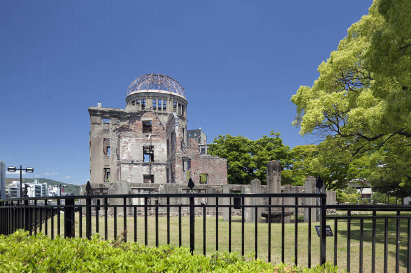 无人,栏杆,横图,室外,白天,正面,旅游,度假,草地,草坪,名胜古迹,植物,标志建筑,地标,建筑,广岛县,日本,亚洲,阴影,遗迹,光线,影子,云,云朵,围栏,云彩,古迹,文物,娱乐,建设,古建筑,护栏,草,树,树木,蓝色,绿色,白云,蓝天,天空,阳光,自然,天,享受,休闲,旅游胜地,放松,生长,晴朗,成长,古文明,东亚,本州,本州岛,日本国,广岛和平纪念公园,広岛,中国地方,广岛和平纪念碑,广岛和平纪念馆,原爆纪念馆,原爆圆顶塔,原子弹爆炸圆顶屋,晴空,彩图