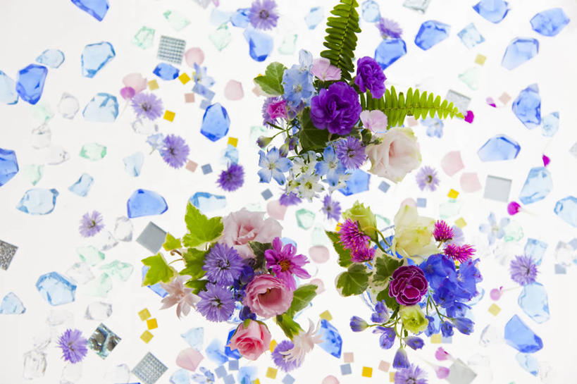 无人,横图,俯视,彩色,室内,特写,白天,白色背景,幸福,玻璃,阴影,破碎,装饰,盛开,反射,影子,三束,花蕾,玻璃制品,花,花瓣,花朵,鲜花,黄色,红色,蓝色,绿色,紫色,白色,花苞,花蕊,菊花,摄影,影棚,优雅,五颜六色,华丽,修饰,纤细,色彩斑斓,点缀,破裂,矢车菊,五彩缤纷,摧毁,忠诚,萝小花,再生,蓝芙蓉,荔枝菊,衬托,美观,雅致,雅观,思念,五彩斑斓,翠雀,热爱,五光十色,大花飞燕草,飞燕草,彩图,高角度拍摄,影棚拍摄,拍摄