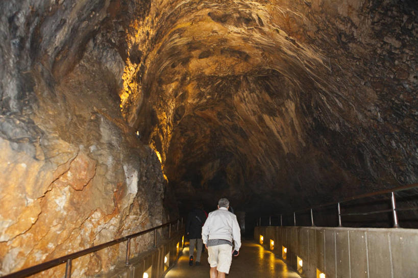 西方人,两个人,栏杆,走,横图,室内,白天,旅游,度假,美景,道路,路,照明,欧洲,斯洛文尼亚,欧洲人,行人,游客,游人,阴影,服装,光线,影子,栅栏,景观,篱笆,围栏,小路,灯光,交通,休闲装,娱乐,护栏,路人,旅客,灯,背面,衣服,自然,灯具,享受,休闲,休闲服,景色,放松,服饰,洞穴,照亮,照明设备,自然风光,地灯,中欧,斯洛文尼亚共和国,洞窟,窟窿,地埋灯,过客,男人,男性,年轻男性,白种人,步行,散步,走路,半身,彩图,波斯托伊纳