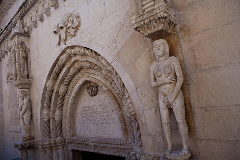 无人,两个人,教堂,站,横图,室内,白天,正面,爱情,旅游,度假,名胜古迹,标志建筑,地标,建筑,雕塑,欧洲,克罗地亚,节日,遗迹,艺术,装饰,雕刻,雕像,浪漫,注视,古迹,文化,文物,娱乐,建设,古建筑,石雕,裸露,工艺品,观察,看,祈祷,站着,享受,休闲,健康,温暖,温馨,旅游胜地,恩爱,放松,许愿,遮,遮掩,恋人,宗教,信仰,观看,纪念,祈求,美术,和睦,察看,掩盖,遮挡,关注,主题,裸,陈列,信念,古文明,遮盖,首府,功能,美学,掩饰,克罗地亚共和国,夏娃,亚当,达尔马提亚,达尔马提亚群岛,希贝尼克,平安,男人,男性,年轻男性,年轻女性,女人,女性,情侣,站立,彩图,全身,大教堂,礼拜堂,希贝尼克.克宁县,圣詹姆斯大教堂,伴侣,融洽