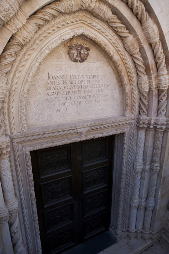 无人,教堂,竖图,俯视,室内,白天,旅游,度假,名胜古迹,窗户,标志建筑,地标,建筑,欧洲,克罗地亚,节日,遗迹,纹路,英文,标志,文字,纹理,字符,字母,墙,拱门,古迹,文化,文物,娱乐,标识,建设,古建筑,墙壁,墙面,祈祷,享受,休闲,健康,旅游胜地,放松,许愿,宗教,信仰,纪念,英文字母,祈求,信念,古文明,肌理,首府,克罗地亚共和国,达尔马提亚,达尔马提亚群岛,希贝尼克,平安,彩图,高角度拍摄,大教堂,礼拜堂,希贝尼克.克宁县,圣詹姆斯大教堂