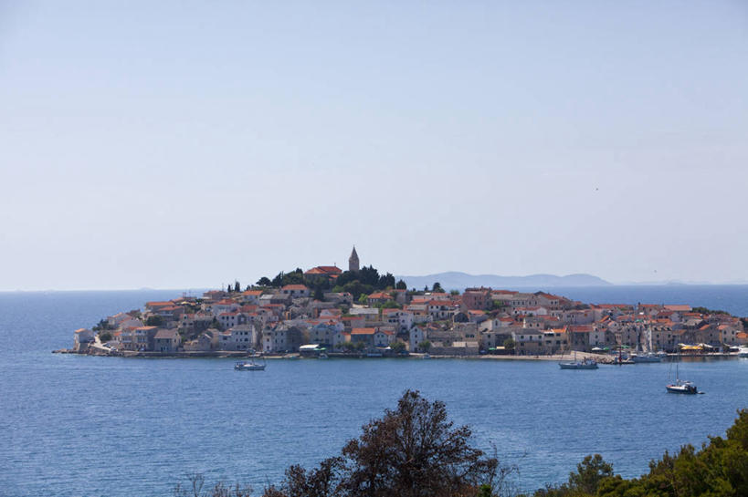 无人,家,横图,室外,白天,正面,旅游,度假,岛屿,海浪,海洋,美景,植物,克罗地亚,阴影,光线,影子,房屋,屋子,岛,景观,浪花,水平线,云,云朵,辽阔,海平线,云彩,娱乐,楼房,住宅,树,树木,蓝色,绿色,白云,蓝天,天空,阳光,自然,海水,天,享受,休闲,广阔,景色,放松,生长,晴朗,成长,一望无际,地中海,自然风光,海景,克罗地亚共和国,亚得里亚海,无边无际,一马平川,达尔马提亚,达尔马提亚群岛,大海,风浪,海,海水的波动,近岸浪,列岛,群岛,涌浪,诸岛,晴空,彩图,房子,特罗吉尔,水天相接,水天一线