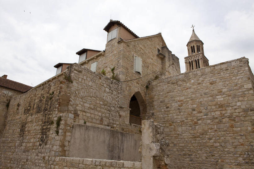 无人,横图,室外,白天,仰视,旅游,度假,标志建筑,地标,建筑,欧洲,克罗地亚,阴影,古老,光线,影子,墙,云,云朵,云彩,娱乐,建设,墙壁,墙面,蓝色,白云,蓝天,天空,阳光,天,享受,休闲,旅游胜地,放松,晴朗,首府,克罗地亚共和国,陈腐,斯普利特,戴克里先宫,斯普利特.达尔马提亚县,晴空,彩图,低角度拍摄,斯普利特.达尔马提亚