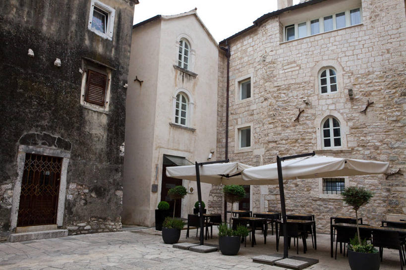 无人,家,横图,室外,白天,正面,度假,美景,植物,桌面,桌子,城市风光,城市,椅子,欧洲,克罗地亚,阴影,光线,木制,盆栽,伞,影子,雨伞,遮阳伞,房屋,木椅,屋子,景观,云,云朵,盆景,云彩,娱乐,阳伞,楼房,住宅,树,树木,蓝色,绿色,白云,蓝天,天空,阳光,自然,木制品,天,享受,休闲,景色,放松,生长,晴朗,成长,太阳伞,首府,克罗地亚共和国,斯普利特,斯普利特.达尔马提亚县,盆景树,盆栽树,晴空,彩图,房子,斯普利特.达尔马提亚