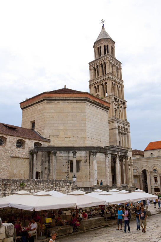 西方人,教堂,站,坐,走,竖图,室外,白天,正面,旅游,度假,标志建筑,道路,地标,建筑,路,公路,椅子,欧洲,克罗地亚,欧洲人,行人,游客,游人,阴影,服装,节日,光线,伞,影子,雨伞,遮阳伞,云,云朵,交通,许多人,云彩,注视,休闲装,文化,娱乐,阳伞,建设,路人,旅客,衣服,蓝色,白云,蓝天,天空,阳光,天,观察,看,祈祷,站着,一群人,享受,休闲,健康,休闲服,旅游胜地,放松,许愿,宗教,服饰,信仰,晴朗,观看,纪念,祈求,察看,太阳伞,基督教,关注,天主教,信念,首府,克罗地亚共和国,过客,斯普利特,戴克里先宫,斯普利特.达尔马提亚县,平安,男人,男性,年轻男性,年轻女性,女人,女性,中年男性,中年女性,白种人,晴空,马路,步行,散步,站立,走路,坐着,半身,彩图,大教堂,礼拜堂,斯普利特.达尔马提亚