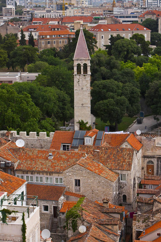 无人,家,教堂,竖图,俯视,室外,白天,旅游,度假,植物,标志建筑,地标,建筑,欧洲,克罗地亚,阴影,节日,时间,光线,时钟,影子,房屋,屋子,钟楼,计时,文化,娱乐,建设,楼房,住宅,树,树木,绿色,阳光,自然,钟表,祈祷,享受,休闲,健康,表,旅游胜地,放松,许愿,宗教,信仰,生长,成长,纪念,祈求,基督教,天主教,信念,首府,塔钟,克罗地亚共和国,斯普利特,斯普利特.达尔马提亚县,平安,钟,彩图,高角度拍摄,房子,大教堂,礼拜堂,斯普利特.达尔马提亚