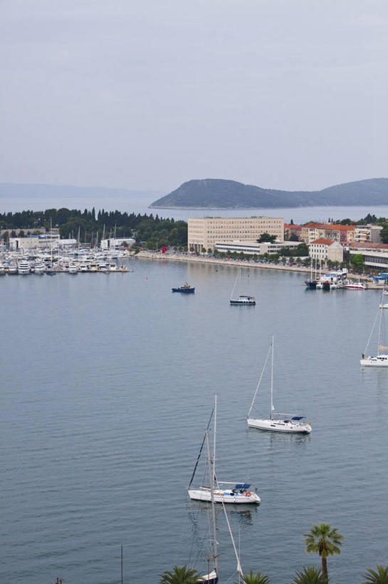 帆船,无人,家,竖图,俯视,室外,白天,度假,岛屿,海浪,海洋,美景,植物,城市风光,城市,船,欧洲,克罗地亚,阴影,光线,影子,房屋,屋子,岛,景观,浪花,水平线,云,云朵,辽阔,海平线,云彩,娱乐,楼房,住宅,树,树木,蓝色,绿色,白云,蓝天,天空,阳光,自然,海水,交通工具,天,享受,休闲,广阔,景色,放松,生长,晴朗,成长,一望无际,载具,海景,首府,克罗地亚共和国,帆樯,桅竿,无边无际,一马平川,斯普利特,斯普利特.达尔马提亚县,大海,风浪,海,海水的波动,近岸浪,列岛,群岛,涌浪,诸岛,晴空,彩图,高角度拍摄,房子,斯普利特.达尔马提亚,水天相接,水天一线