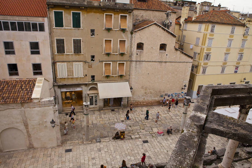 西方人,家,站,走,横图,俯视,室外,白天,度假,美景,城市风光,城市,道路,路,公路,欧洲,克罗地亚,欧洲人,行人,游客,游人,阴影,服装,光线,影子,房屋,屋子,景观,交通,许多人,注视,休闲装,娱乐,楼房,路人,旅客,住宅,衣服,阳光,观察,看,站着,一群人,享受,休闲,休闲服,景色,放松,服饰,观看,察看,关注,首府,克罗地亚共和国,过客,斯普利特,斯普利特.达尔马提亚县,男人,男性,年轻男性,年轻女性,女人,女性,中年男性,中年女性,白种人,马路,步行,散步,站立,走路,半身,彩图,高角度拍摄,房子,斯普利特.达尔马提亚