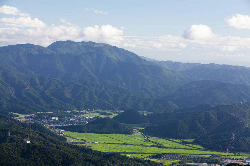 无人,农田,横图,室外,白天,正面,旅游,度假,庄稼,农作物,美景,山,山脉,日本,亚洲,阴影,新鲜,光线,影子,景观,山峰,云,云朵,山峦,云彩,娱乐,蓝色,绿色,白云,蓝天,天空,阳光,自然,群山,天,享受,休闲,景色,放松,晴朗,青春,生命,自然风光,和平,安详,东亚,本州,本州岛,日本国,近畿地方,近畿,滋贺,滋贺县,伊吹山,冷色,晴空,彩图,耕地,庄稼田
