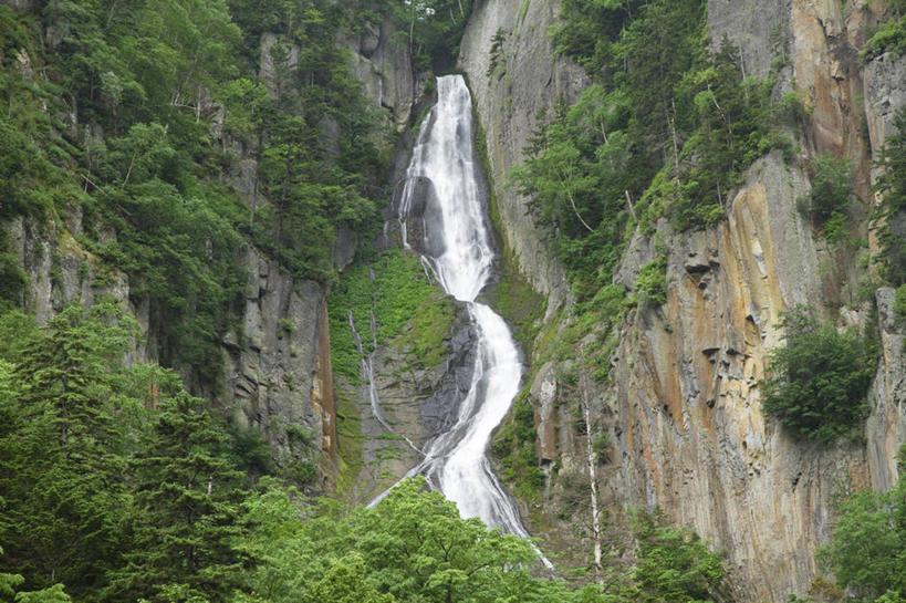 西方人,公园,横图,室内,白天,正面,旅游,度假,美景,瀑布,山,山脉,水,植物,北海道,欧洲,日本,欧洲人,亚洲,阴影,飞溅,溅,光线,液体,影子,景观,山峰,水滴,悬崖,山峦,娱乐,水珠,树,树木,绿色,阳光,自然,群山,享受,休闲,景色,放松,生长,成长,喷洒,自然风光,东亚,日本国,北海道地方,北海道岛,绝壁,国立公园,层云峡,白种人,跌水,半身,彩图,大雪山国立公园