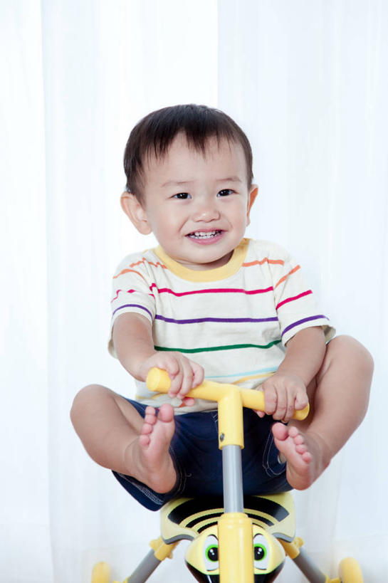 东方人,婴儿,儿童,一个人,坐,笑,微笑,露齿笑,竖图,室内,白天,正面,纯洁,窗户,窗帘,亚洲,仅一个人,握,服装,装饰,三轮车,注视,休闲装,黄种人,光脚,玻璃窗,车,脚踏车,小孩,衣服,帘子,交通工具,观察,看,休闲,赤脚,休闲服,遮阳,可爱,握着,服饰,活泼,观看,华丽,修饰,点缀,察看,关注,载具,宝宝,儿童车,纯真,烂漫,无邪,衬托,美观,雅致,雅观,伶俐,天真,亚洲人,孩子,坐着,彩图,全身,儿童三轮车