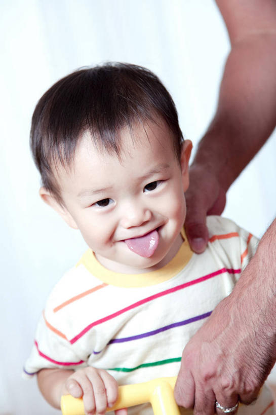 东方人,婴儿,儿童,两个人,家庭,父亲,站,笑,微笑,露齿笑,竖图,室内,白天,正面,纯洁,窗户,窗帘,亚洲,服装,装饰,三轮车,注视,休闲装,黄种人,吐舌头,玻璃窗,车,脚踏车,小孩,衣服,帘子,交通工具,扶,观察,看,伸舌头,站着,休闲,温暖,温馨,鬼脸,一家人,休闲服,吐舌,遮阳,父爱,可爱,童年,童趣,服饰,活泼,观看,华丽,修饰,点缀,和睦,察看,扶着,关注,载具,宝宝,儿童车,童真,纯真,烂漫,无邪,衬托,美观,雅致,雅观,伶俐,天真,男人,男性,年轻男性,亚洲人,孩子,年轻人,站立,半身,彩图,儿童三轮车,融洽