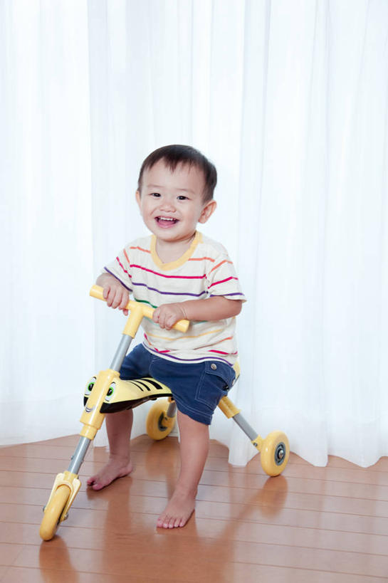 东方人,婴儿,儿童,一个人,坐,笑,大笑,竖图,室内,白天,正面,兴奋,纯洁,窗户,窗帘,地板,落地窗,亚洲,仅一个人,握,服装,装饰,三轮车,地面,扭头,注视,休闲装,黄种人,光脚,木地板,玻璃窗,车,脚踏车,小孩,衣服,帘子,交通工具,观察,看,张嘴,转头,休闲,赤脚,休闲服,遮阳,可爱,握着,服饰,活泼,观看,华丽,修饰,点缀,察看,关注,载具,宝宝,儿童车,张大嘴巴,纯真,烂漫,无邪,哈哈大笑,衬托,美观,雅致,雅观,伶俐,天真,亚洲人,孩子,张开嘴,坐着,彩图,全身,高兴,狂笑,儿童三轮车