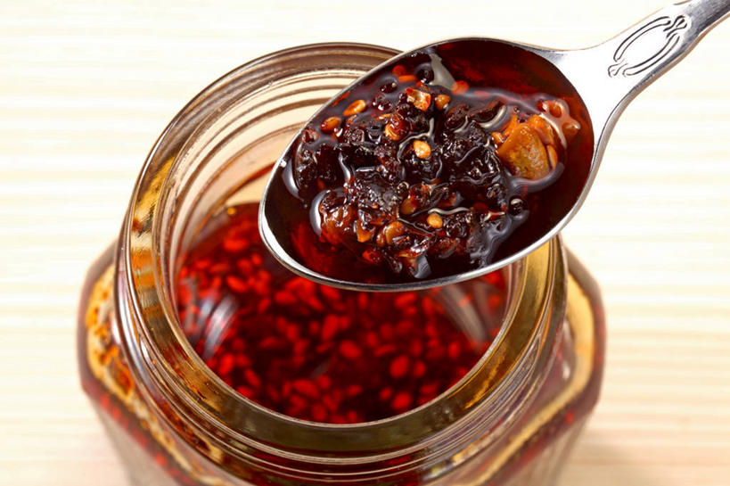 无人,横图,俯视,室内,特写,白天,桌面,桌子,金属制品,金属,木制,罐子,勺子,调料,辣椒油,食用油,油,佐料,调味品,调味料,玻璃制品,一个,红色,玻璃瓶,木制品,瓶子,调羹,汤匙,摄影,影棚,单个,植物油,彩图,高角度拍摄,影棚拍摄,拍摄