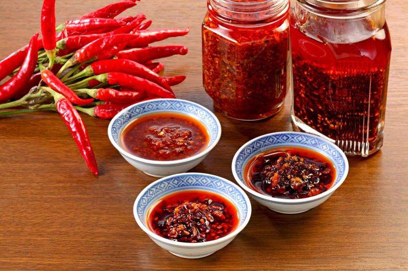 无人,横图,俯视,室内,特写,白天,桌面,桌子,辣椒,蔬菜,一堆,许多,堆叠,堆积,新鲜,木制,罐子,陶瓷,调料,辣椒油,食用油,油,佐料,食品,陶瓷制品,调味品,很多,调味料,玻璃制品,食物,两个,三个,红色,玻璃瓶,木制品,瓶子,容器,碗,摄影,有机食品,绿色食品,影棚,储藏,堆,储存,植物油,辣角,红海椒,大椒,辣虎,广椒,辣子,红辣椒,海椒,番椒,彩图,高角度拍摄,影棚拍摄,拍摄,贮存