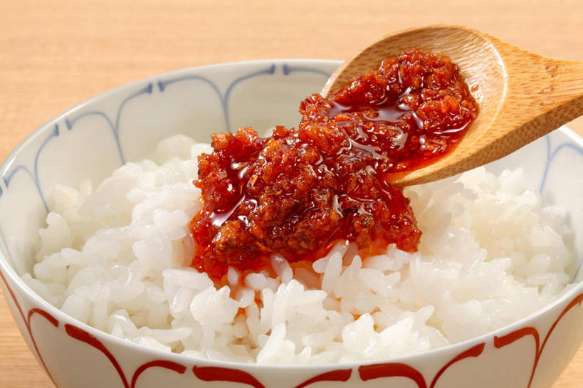 米饭,无人,横图,俯视,室内,特写,白天,桌面,桌子,木制,勺子,陶瓷,调料,酱料,酱汁,佐料,陶瓷制品,饭,调味品,调味料,酱,辣酱,一个,木制品,容器,调羹,汤匙,碗,摄影,影棚,单个,储藏,辣椒酱,五谷,储存,彩图,高角度拍摄,影棚拍摄,拍摄,贮存