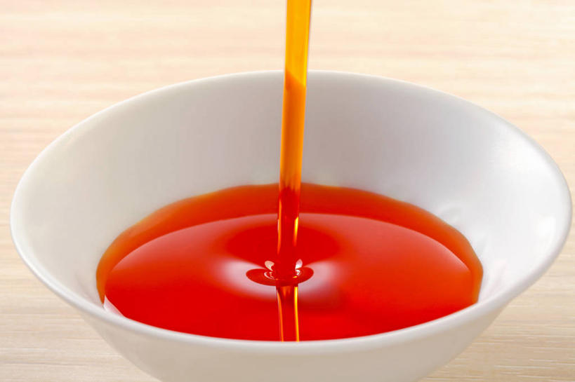 无人,横图,俯视,室内,特写,白天,桌面,桌子,透明,木制,陶瓷,调料,辣椒油,食用油,油,佐料,陶瓷制品,调味品,调味料,一个,红色,木制品,容器,碗,摄影,影棚,单个,储藏,储存,植物油,通明,彩图,高角度拍摄,影棚拍摄,拍摄,贮存