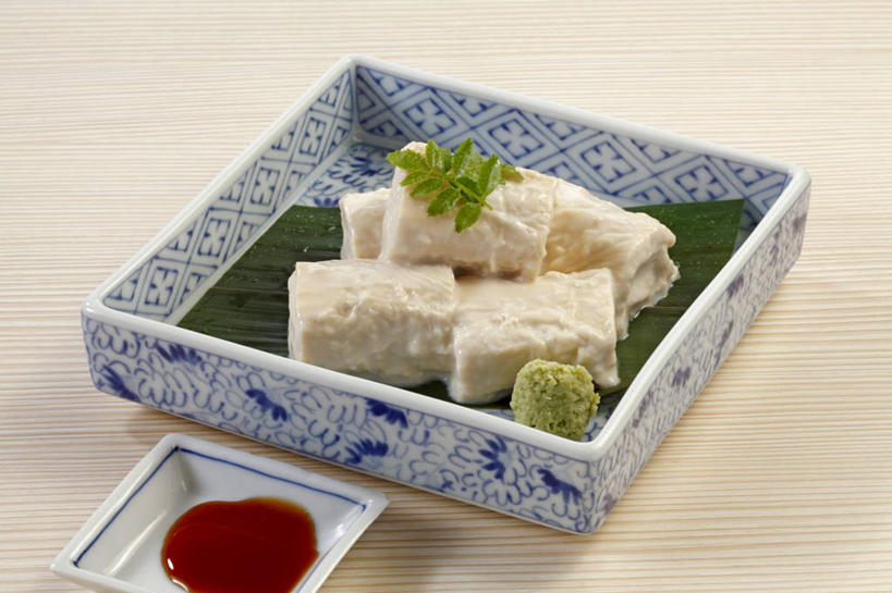 生鱼片,芥末,无人,横图,俯视,室内,特写,白天,烹饪,桌面,桌子,餐具,叶子,五个,一堆,许多,堆叠,堆积,装饰,芳香,木制,碟子,盘,调料,辣椒油,肉,食用油,油,鱼肉,佐料,日本料理,鱼片,料理,食品,绿叶,调味品,调味料,豆腐皮,菜肴,美食,肉类,食物,两个,盘子,木制品,碟,日式料理,日式,嫩叶,摄影,佳肴,影棚,堆,华丽,修饰,点缀,棕叶,腐竹,肉食,植物油,山葵,衬托,美观,雅致,雅观,泽山葵,溪山葵,芥子末,山嵛菜,芥辣粉,哇沙比,辣根,沙西米,豆腐衣,抗菌,抗免氧化,抑菌,绿色银行,油皮,箸叶,叶,叶片,彩图,高角度拍摄,影棚拍摄,拍摄,刺身