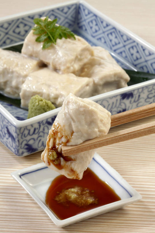 生鱼片,芥末,无人,竖图,俯视,室内,特写,白天,烹饪,筷子,桌面,桌子,餐具,叶子,五个,一堆,一双,许多,堆叠,堆积,装饰,芳香,木制,碟子,盘,调料,辣椒油,肉,食用油,油,鱼肉,佐料,日本料理,鱼片,料理,食品,绿叶,调味品,调味料,文化,传统,豆腐皮,菜肴,美食,肉类,食物,两个,盘子,木制品,碟,日式料理,日式,嫩叶,摄影,佳肴,影棚,堆,礼节,华丽,修饰,点缀,棕叶,腐竹,礼仪,肉食,植物油,山葵,衬托,美观,雅致,雅观,泽山葵,溪山葵,芥子末,山嵛菜,芥辣粉,哇沙比,辣根,沙西米,豆腐衣,抗菌,抗免氧化,抑菌,绿色银行,油皮,箸叶,叶,叶片,进餐用具,彩图,高角度拍摄,影棚拍摄,拍摄,刺身