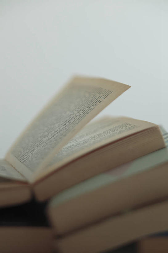 无人,竖图,俯视,室内,特写,白天,白色背景,静物,书籍,一堆,许多,堆叠,堆积,朦胧,模糊,破旧,陈旧,五本,打开,翻开,摄影,影棚,堆,书,图书,彩图,高角度拍摄,影棚拍摄,拍摄