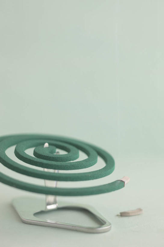 无人,竖图,俯视,室内,特写,白天,白色背景,静物,螺旋,蚊香,支架,燃烧,一个,绿色,烟,摄影,影棚,单个,焚烧,盘香,彩图,高角度拍摄,影棚拍摄,拍摄,驱蚊物