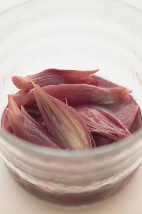 无人,竖图,俯视,室内,特写,白天,白色背景,姜,蔬菜,玻璃,一堆,许多,阴影,堆叠,堆积,新鲜,反射,影子,食品,很多,玻璃制品,食物,腌制,容器,碗,紫姜,摄影,有机食品,绿色食品,影棚,储藏,堆,储存,止咳,止痛,解毒,发汗,温肺,温胃,行气,止呕,百辣云,子姜,生姜,老姜,彩图,高角度拍摄,影棚拍摄,拍摄,贮存,散寒