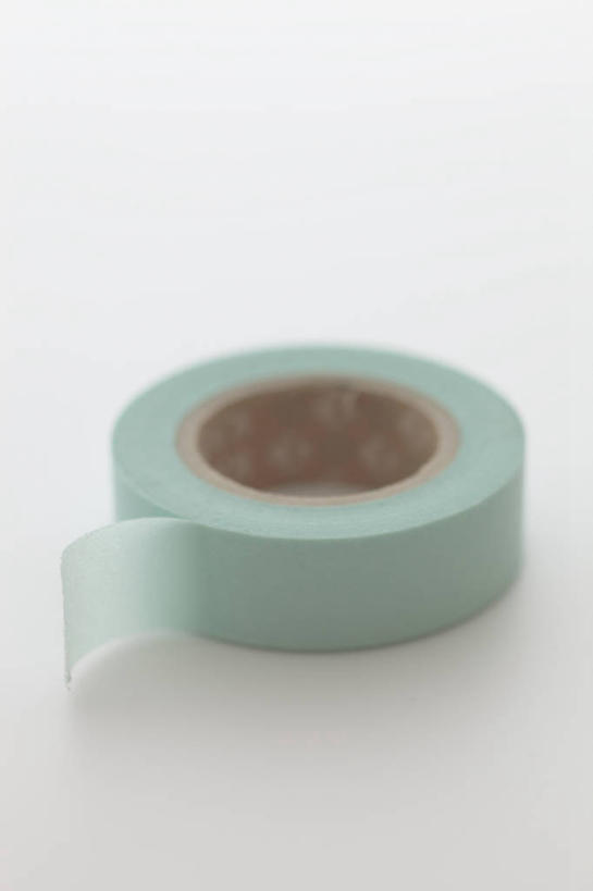 无人,竖图,俯视,室内,特写,白天,白色背景,安全,桌面,桌子,静物,阴影,反射,木制,影子,防护,一个,木制品,摄影,影棚,单个,保护,保险,胶布,保全,周全,安稳,安定,黏胶,防潮,耐磨,聚氯乙烯,平安,彩图,高角度拍摄,影棚拍摄,拍摄,耐酸碱,电工胶布,绝缘胶带