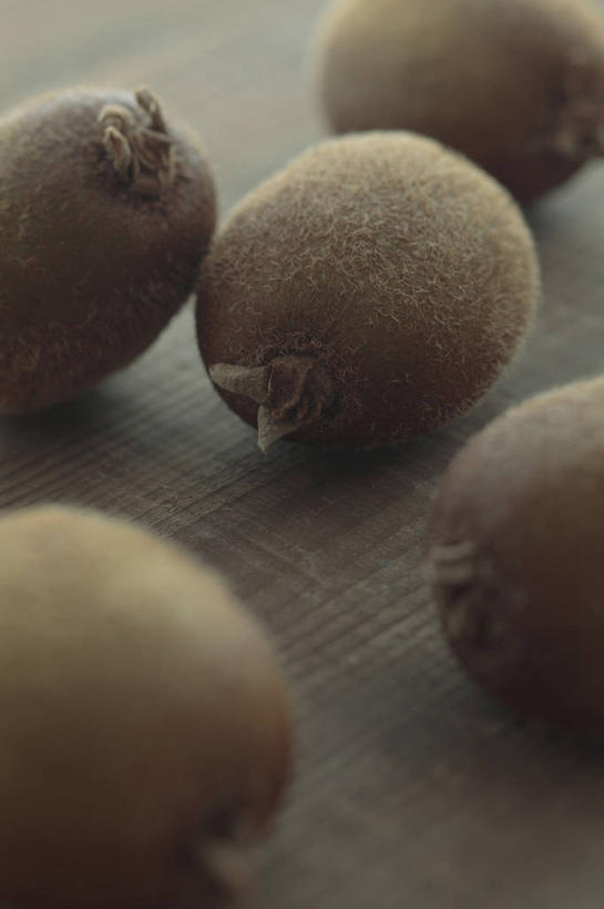 无人,竖图,俯视,室内,特写,白天,桌面,桌子,猕猴桃,水果,五个,许多,新鲜,木制,生食,食品,褐色,果实,食物,木制品,有机食品,绿色食品,奇异果,猕猴梨,彩图,高角度拍摄