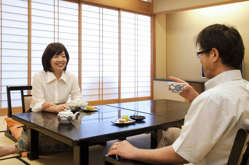 东方人,背部,两个人,坐,笑,微笑,露齿笑,横图,室内,白天,正面,爱情,烹饪,门,桌面,桌子,杯子,餐具,椅子,亚洲,拉门,握,服装,木制,碟子,壶,盘,眼镜,墙,日本料理,料理,食品,浪漫,拿,拿着,注视,休闲装,黄种人,移门,菜肴,美食,相视,墙壁,墙面,水壶,食物,衣服,盘子,茶壶,木制品,容器,水杯,碟,日式料理,观察,看,休闲,日式,温暖,温馨,面对面,休闲服,恩爱,握着,恋人,服饰,佳肴,观看,对视,和睦,察看,互视,关注,相对,近视眼镜,相看,障子,纸门,男人,男性,女人,女性,中年男性,中年女性,亚洲人,情侣,茶杯,坐着,半身,彩图,伴侣,融洽