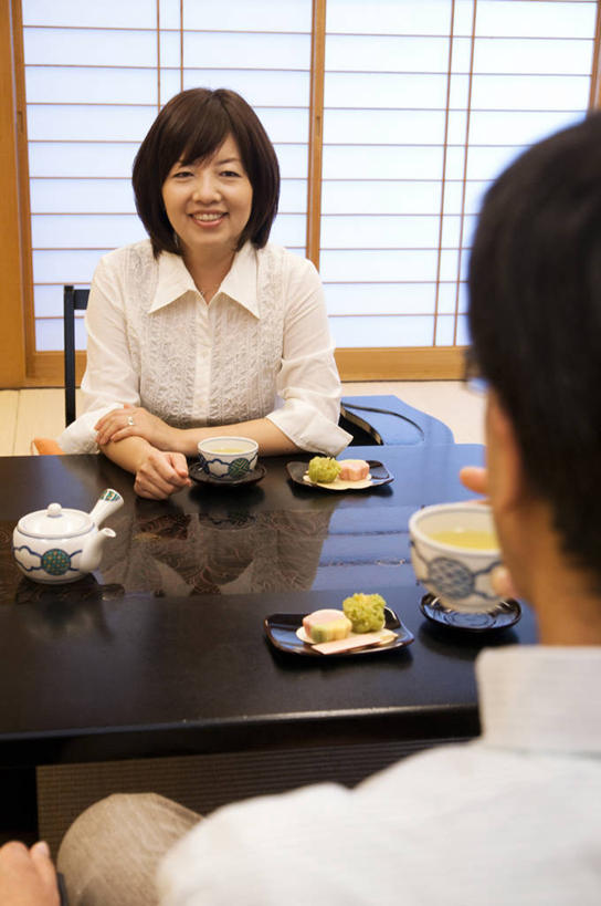 东方人,两个人,坐,笑,微笑,露齿笑,竖图,俯视,室内,白天,爱情,烹饪,地板,门,桌面,桌子,杯子,餐具,亚洲,拉门,握,服装,木制,碟子,盘,日本料理,料理,食品,地面,浪漫,拿,拿着,注视,休闲装,黄种人,移门,菜肴,美食,木地板,相视,食物,衣服,盘子,茶壶,木制品,水杯,碟,日式料理,观察,看,休闲,日式,温暖,温馨,面对面,休闲服,恩爱,握着,恋人,服饰,佳肴,观看,对视,和睦,察看,互视,关注,相对,相看,障子,纸门,男人,男性,女人,女性,中年男性,中年女性,亚洲人,情侣,茶杯,坐着,半身,彩图,高角度拍摄,伴侣,融洽