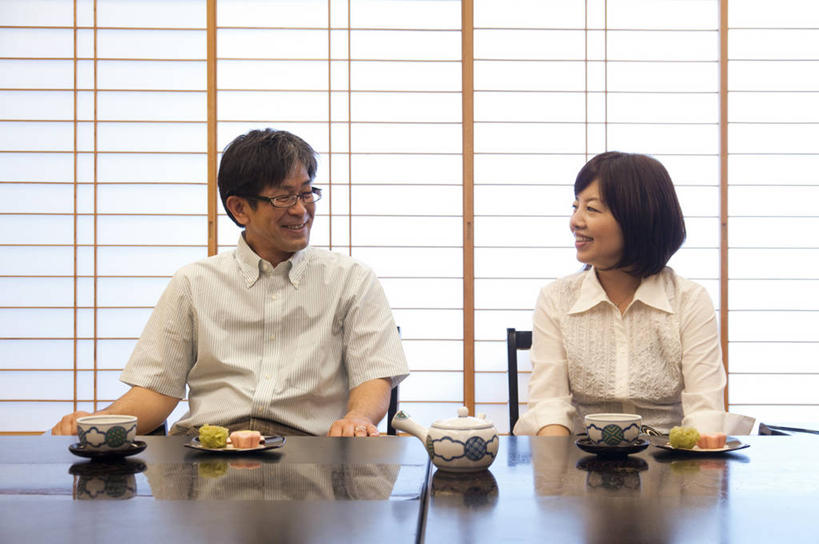 点心,东方人,两个人,坐,笑,微笑,露齿笑,横图,室内,白天,正面,爱情,烹饪,门,桌面,桌子,杯子,餐具,椅子,亚洲,拉门,服装,木制,碟子,壶,盘,眼镜,日本料理,料理,食品,甜点,甜品,浪漫,扭头,注视,休闲装,黄种人,移门,菜肴,美食,相视,水壶,食物,糕点,衣服,盘子,茶壶,木制品,容器,水杯,碟,日式料理,甜食,观察,看,转头,休闲,日式,温暖,温馨,面对面,休闲服,恩爱,恋人,服饰,佳肴,观看,对视,和睦,察看,互视,关注,相对,近视眼镜,相看,障子,纸门,男人,男性,女人,女性,中年男性,中年女性,亚洲人,情侣,茶杯,坐着,半身,彩图,伴侣,融洽