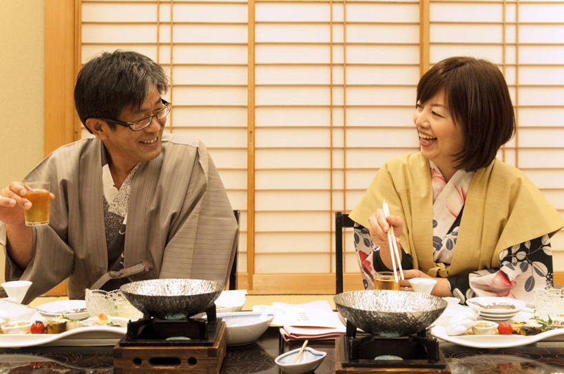 啤酒,东方人,两个人,坐,笑,微笑,露齿笑,横图,室内,白天,正面,民族服装,爱情,烹饪,餐桌,筷子,门,桌子,杯子,餐具,厨具,金属制品,亚洲,拉门,握,和服,金属,碟子,锅子,盘,眼镜,陶瓷,日本料理,料理,食品,陶瓷制品,酒类,浪漫,拿,拿着,扭头,注视,黄种人,文化,移门,传统,锅,菜肴,美食,相视,玻璃制品,酒,食物,饮料,盘子,容器,水杯,碟,碗,日式料理,观察,看,转头,日式,温暖,温馨,面对面,恩爱,握着,恋人,服饰,佳肴,餐台,锅具,观看,储藏,对视,礼节,和睦,察看,互视,储存,关注,礼仪,相对,近视眼镜,烹饪用具,吴服,相看,唐草,唐花,唐锦,障子,纸门,男人,男性,女人,女性,中年男性,中年女性,亚洲人,情侣,玻璃杯,进餐用具,烹调用具,烹调,坐着,半身,彩图,传统服装,民俗服,伴侣,融洽,贮存