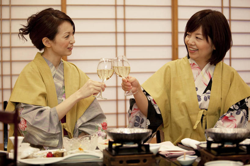 红酒,葡萄酒,东方人,中年人,两个人,家庭,母亲,女儿,坐,笑,微笑,露齿笑,横图,室内,白天,正面,民族服装,烹饪,餐桌,门,桌子,杯子,餐具,厨具,椅子,金属制品,亚洲,拉门,握,和服,庆祝,金属,碟子,高脚杯,锅子,盘,陶瓷,陶瓷制品,红酒杯,白葡萄酒,酒类,拿,拿着,扭头,注视,黄种人,移门,锅,相视,玻璃制品,酒,饮料,盘子,酒杯,容器,碟,碗,干杯,观察,看,碰杯,转头,温暖,温馨,母女,一家人,面对面,交际,母爱,友好,握着,服饰,餐台,锅具,观看,储藏,对视,庆贺,和睦,察看,互视,葡萄酒杯,储存,关注,礼仪,相对,敬酒,烹饪用具,吴服,相看,唐草,唐花,唐锦,劝酒,障子,纸门,年轻女性,女人,女性,中年女性,亚洲人,玻璃杯,烹调用具,烹调,坐着,半身,彩图,传统服装,民俗服,融洽,贮存