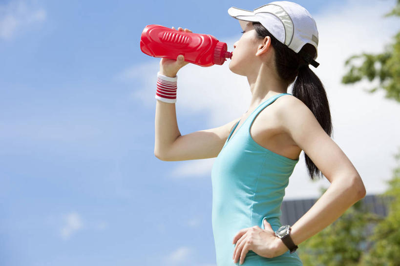 东方人,一个人,站,举,闭眼,横图,室外,白天,仰视,植物,帽子,亚洲,仅一个年轻女性,仅一个女性,仅一个人,喝,握,阴影,服装,时间,光线,棒球帽,背心,时钟,手表,影子,护腕,云,云朵,饮品,拿,计时,云彩,拿着,黄种人,手叉腰,树,树木,饮料,一个,衣服,蓝色,绿色,白云,蓝天,天空,阳光,自然,瓶子,塑料制品,钟表,天,叉腰,托,站着,表,塑料瓶,握着,服饰,生长,晴朗,单个,成长,腕表,衣着,穿着,可口,能量,补充,衣饰,适口,单手叉腰,年轻女性,女人,女性,亚洲人,钟,晴空,闭眼睛,闭着眼,闭着眼睛,举起,举手,举着,抬头,向上举,向上伸,向上托,仰头,站立,半身,彩图,低角度拍摄,能量饮料