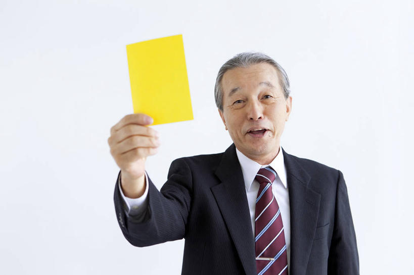 东方人,一个人,商务人士,商务男性,站,举,笑,微笑,露齿笑,横图,室内,白天,白色背景,正面,衬衫,亚洲,仅一个男性,仅一个人,握,套装,领带,黄牌,警告,拿,拿着,注视,黄种人,观察,看,托,站着,仅一个老年男性,警示,握着,摄影,影棚,观看,禁止,提醒,察看,象征,庄重,关注,提示,限制,惩罚,商务装,身份,违规,工薪阶层,犯规,正式,地位,危险,老年男性,男人,男性,亚洲人,白领,上班族,举起,举手,举着,向上举,向上伸,向上托,站立,半身,彩图,影棚拍摄,衬衣,拍摄