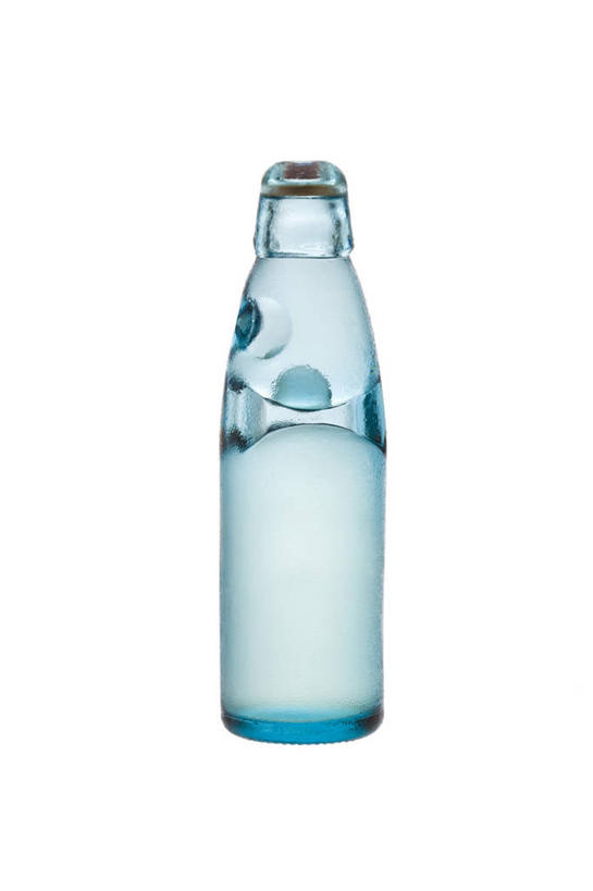 无人,竖图,室内,特写,白天,白色背景,正面,阴影,反射,影子,饮品,玻璃制品,饮料,一个,蓝色,白色,玻璃瓶,瓶子,摄影,影棚,单个,苏打水,一瓶,可口,适口,彩图,影棚拍摄,拍摄