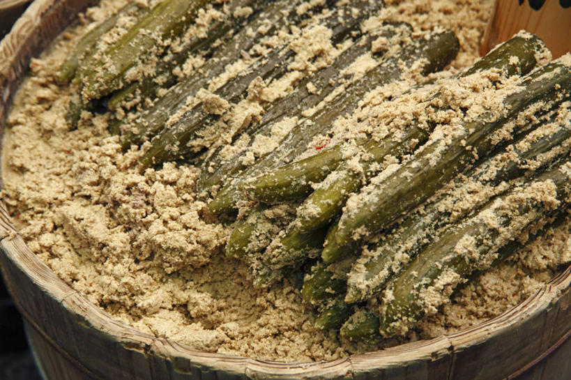 无人,横图,俯视,室内,特写,白天,黄瓜,蔬菜,一堆,许多,阴影,堆叠,堆积,新鲜,反射,木桶,桶,影子,调料,味增,食品,调味品,很多,调味料,食物,一个,绿色,容器,有机食品,绿色食品,单个,储藏,堆,储存,日式大豆酱,味噌,青瓜,胡瓜,彩图,高角度拍摄,贮存